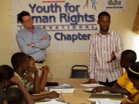 リベリアで人権の講演を提供するティム･ボウルズとジェイ･ヤルシャ。