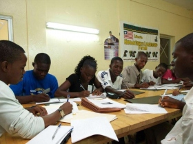 リベリアで活動している生徒たち。