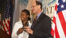 青少年の受賞者のひとり、ラッパーのライ･ライは米国下院議員ブラッド･シャーマンから賞を授与されました。